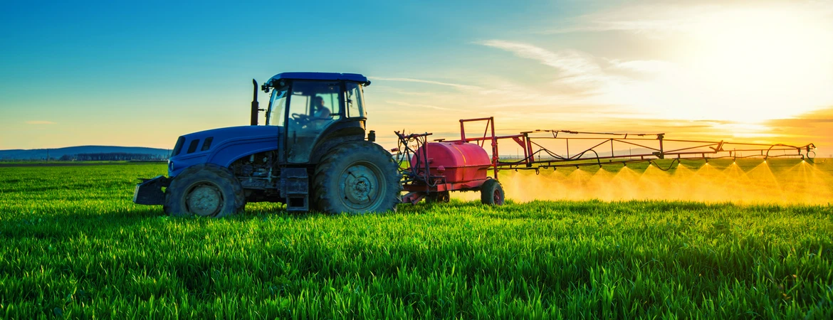 traktor na&nbsp;polu